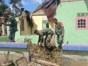 Rumah Warga Diterjang Angin Kencang Prajurit Kodim 0413/Bangka Gerak Cepat Beri Bantuan