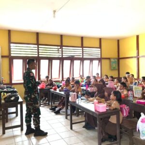 Satgas Yonarmed 10 Kostrad Jadi Tenaga Pendidik di Sekolah