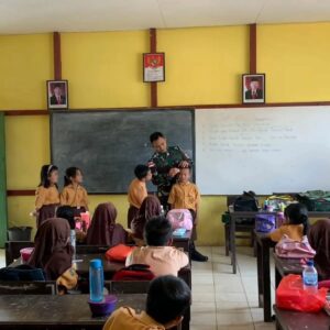 Satgas Yonarmed 10 Kostrad Jadi Tenaga Pendidik di Sekolah