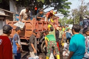 Prajurit Yonarhanud 2 Kostrad Bersama Warga Laksanakan Karya Bakti Bersihkan Jalan Ciliwung