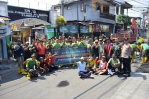 Prajurit Yonarhanud 2 Kostrad Bersama Warga Laksanakan Karya Bakti Bersihkan Jalan Ciliwung