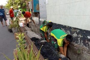 Prajurit Yonarhanud 2 Kostrad Bersama Warga Laksanakan Karya Bakti Bersihkan Jalan Ciliwung