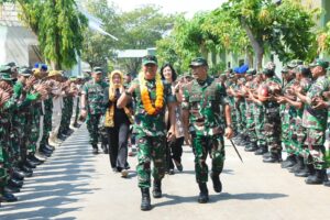 Kunjungi Korem 161/ Wira Sakti, Pangdam Harapkan Prajuritnya Mampu Memberi Solusi Setiap Permasalahan dan Kesulitan Masyarakat