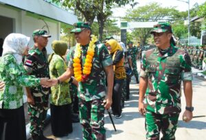 Kunjungi Korem 161/ Wira Sakti, Pangdam Harapkan Prajuritnya Mampu Memberi Solusi Setiap Permasalahan dan Kesulitan Masyarakat