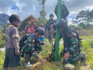 Satgas Mobile 330 Kostrad Pasang Solar Cell, Wujudkan Intan Jaya Terang Bercahaya