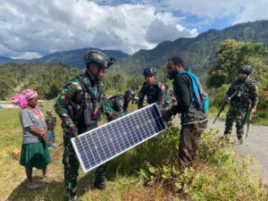 Satgas Mobile 330 Kostrad Pasang Solar Cell, Wujudkan Intan Jaya Terang Bercahaya