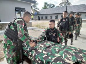 Dansatgas Yonif 122/TS Turun Langsung Mengecek Patok Batas Negara RI-PNG