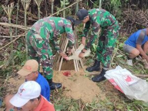 Satgas Yonarmed 10 Kostrad ikut Bantu Pemasangan Tiang Pertama Instalasi Listrik Jalur Merakai Panjang-Langau