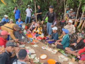 Satgas Yonarmed 10 Kostrad ikut Bantu Pemasangan Tiang Pertama Instalasi Listrik Jalur Merakai Panjang-Langau