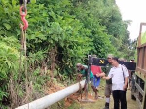 Satgas Yonarmed 10 Kostrad ikut Bantu Pemasangan Tiang Pertama Instalasi Listrik Jalur Merakai Panjang-Langau