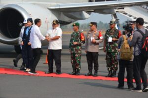 Danrem 043/Gatam Dampingi Pangdam II/Sriwijaya Sambut Presiden RI di Bandara Radin Inten