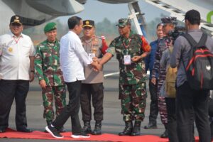 Danrem 043/Gatam Dampingi Pangdam II/Sriwijaya Sambut Presiden RI di Bandara Radin Inten