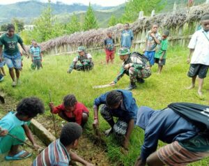 Satgas Yonif 200/BN Dan Anak-Anak Buat Lingkungan Sekolah Jadi Bersih