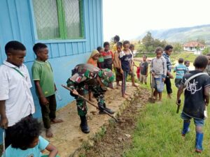 Satgas Yonif 200/BN Dan Anak-Anak Buat Lingkungan Sekolah Jadi Bersih