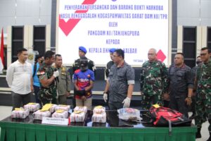 Pangdam XII/Tpr Serahkan Tersangka dan Barang Bukti Sabu 11 Kilogram Kepada BNNP Kalbar