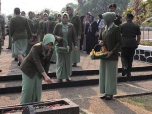 Danyonkes 1 Kostrad Bersama Personel dan Ibu Persit serta Warakawuri Ziarah Ke Makam Pahlawan Pondok Rajeg