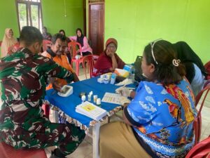 Bersinergi dengan Dinas Kesehatan, Satgas Yonif 726/Tml Gelar Posyandu Lansia