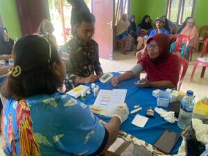 Bersinergi dengan Dinas Kesehatan, Satgas Yonif 726/Tml Gelar Posyandu Lansia