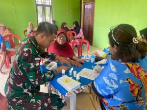 Bersinergi dengan Dinas Kesehatan, Satgas Yonif 726/Tml Gelar Posyandu Lansia