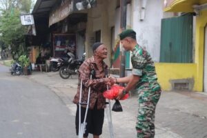 Prajurit Yonif 502 Kostrad Bagikan Makanan Kepada Masyarakat