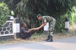 Prajurit Yonif 502 Kostrad Bagikan Makanan Kepada Masyarakat