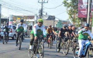 Kasbrigif 9 Kostrad Ikuti Fun Bike HUT ke 78 TNI di Alun-Alun Jember