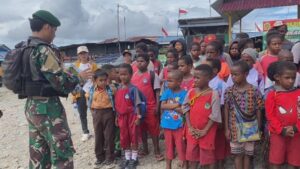 Satgas Mobile Yonif 411 Kostrad Maknai Hari Sumpah Pemuda ke-95 Bersama Anak-anak Papua