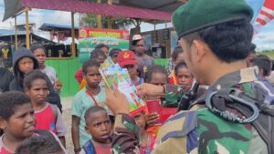 Satgas Mobile Yonif 411 Kostrad Maknai Hari Sumpah Pemuda ke-95 Bersama Anak-anak Papua