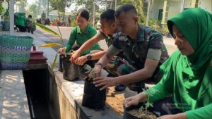 Peduli Kesehatan Keluarga, Prajurit Yonarmed 12 Kostrad Laksanakan Penanaman Toga di Lingkungan Asrama