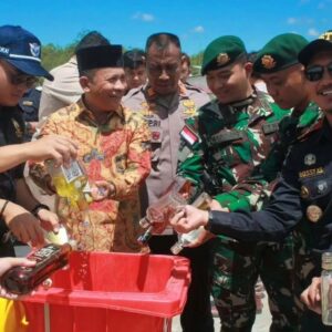 Satgas Yonarmed 10 Kostrad Bersama Bea Cukai Nanga Badau Musnahkan Barang Illegal