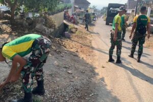 Ajen Divif 2 Kostrad Karya Bakti Dengan Perbaiki Jalan Rusak dan Pembersihan Gorong-Gorong