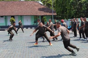 Latih Kekompakkan dan Kebersamaan, Yonbekang 2 Kostrad Senam Komando dan Gobak Sodor