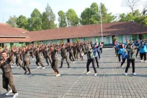 Latih Kekompakkan dan Kebersamaan, Yonbekang 2 Kostrad Senam Komando dan Gobak Sodor