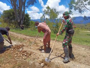 Satgas Yonif 200/BN Bersama Masyarakat Gotong Royong Perbaiki Jalan Di Eragayam