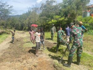 Satgas Yonif 200/BN Bersama Masyarakat Gotong Royong Perbaiki Jalan Di Eragayam