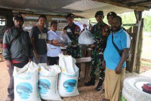 Satgas Yonif 111/KB Mendapat Bantuan Bibit Ikan Dari Pemerintah Daerah Kabupaten Boven Digoel Papua Selatan