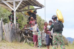 Hidup Penuh Empati di Ujung Negeri, Satgas 330 Bantu Bawa Barang Mama-mama Papua