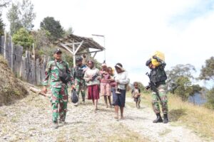 Hidup Penuh Empati di Ujung Negeri, Satgas 330 Bantu Bawa Barang Mama-mama Papua