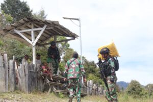 Hidup Penuh Empati di Ujung Negeri, Satgas 330 Bantu Bawa Barang Mama-mama Papua