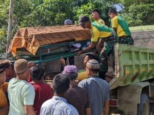 Satgas Batalyon Armed 10 Kostrad Bantu Prosesi Pemakaman Salah Seorang Warga