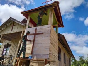 Satgas Yonif 125/SMB Bangun Menara Lonceng Pertama di Distrik Korowai Buluanop