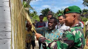 Satgas Yonif 125/SMB Bangun Menara Lonceng Pertama di Distrik Korowai Buluanop