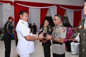 Kolonel Inf Nurul Yakin, M.A., Raih Penghargaan Lulusan Pasis Terbaik dan Karya Tulis Terbaik Sesko TNI TA 2023
