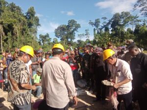 Bersama Bupati Keerom, Satgas Yonif 310/KK Ikut Serta Dalam Peletakan Batu Pertama Pembangunan SDN Molof dan SDN Warlef