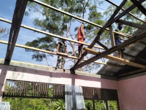Satgas Yonif 310/KK Bantu Renovasi Bangunan Sekolah, Tingkatkan Mutu Pendidikan di Perbatasan RI-PNG