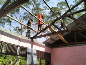 Satgas Yonif 310/KK Bantu Renovasi Bangunan Sekolah, Tingkatkan Mutu Pendidikan di Perbatasan RI-PNG