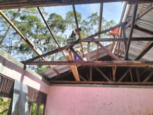 Satgas Yonif 310/KK Bantu Renovasi Bangunan Sekolah, Tingkatkan Mutu Pendidikan di Perbatasan RI-PNG