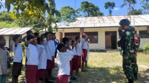 Bantu Tenaga Pendidik, Satgas Yonif 122/TS Cerdaskan Generasi Bangsa di Perbatasan Papua