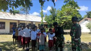 Bantu Tenaga Pendidik, Satgas Yonif 122/TS Cerdaskan Generasi Bangsa di Perbatasan Papua