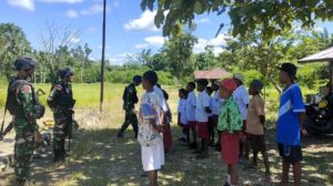 Bantu Tenaga Pendidik, Satgas Yonif 122/TS Cerdaskan Generasi Bangsa di Perbatasan Papua